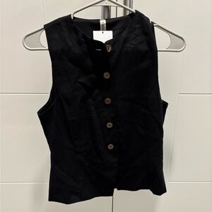 Zenana Outfitters Black Sleeveless Button-Down Shirt